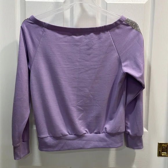 Light purple sweatsuit with wide neck and rhinestones down the sides - Picture 3 of 9